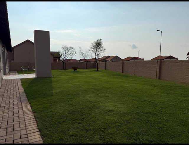 3 BEDROOM TOWNHOUSE FOR SALE IN WATERKLOOF EAST